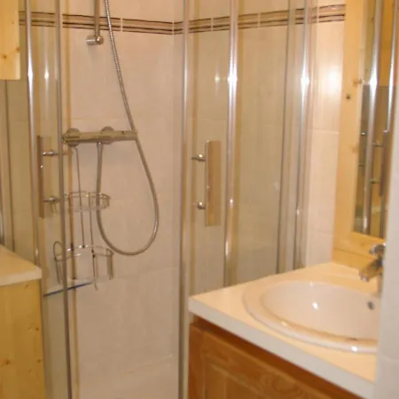 3 Pieces Au Pied Des Pistes Avec Balcon Et Lit Double - Fr-1-557-79 * Les Adrets